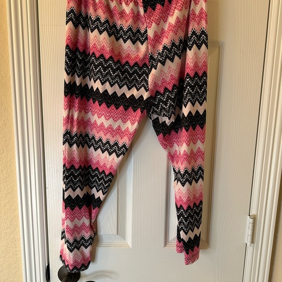 💜3/$15 Pink and Black Zigzag Patterned Pants - Picture 3 of 5